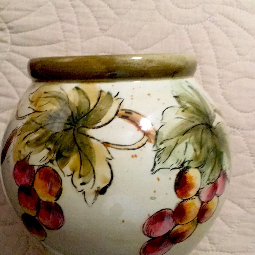 Nice vase with grape pictures on.